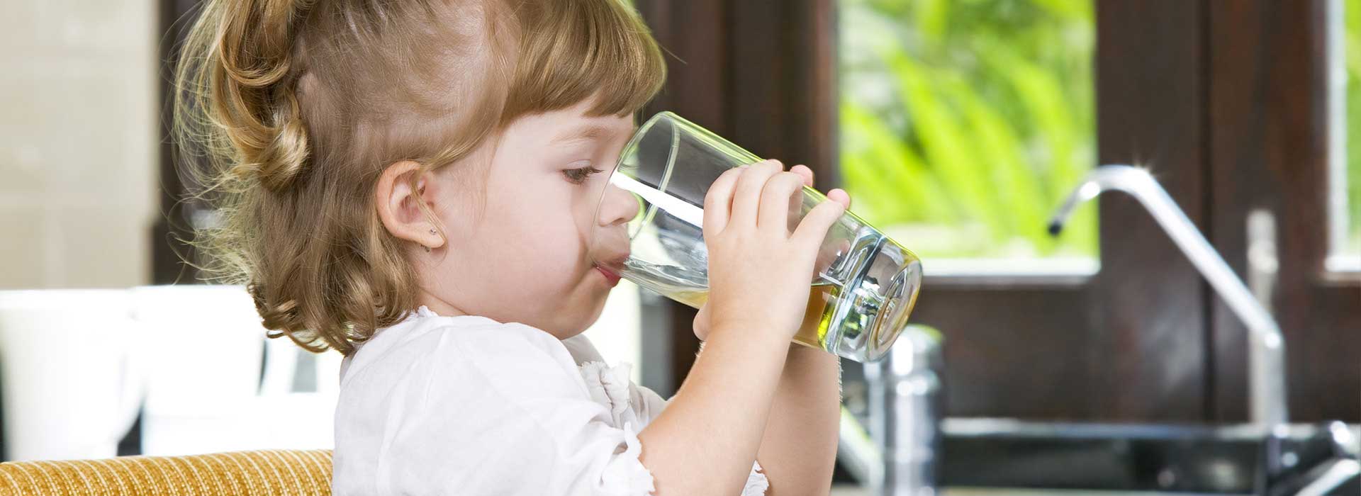 Aqvam Potabilizzazione - bambina mentre beve un bicchiere di acqua