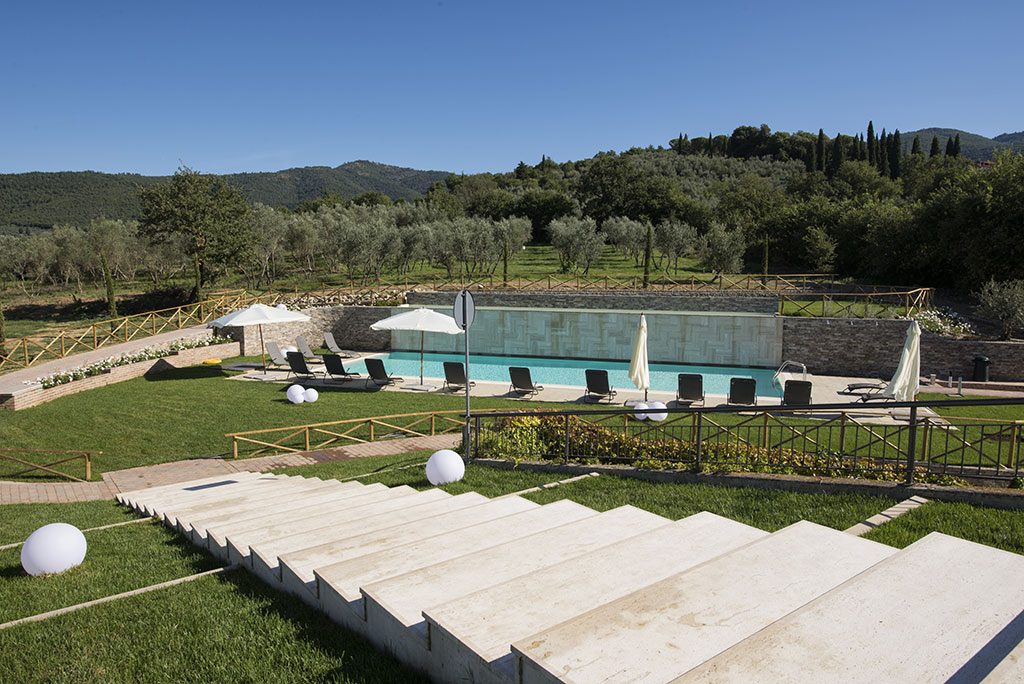 Scalinata e piscina pubblica con cascata realizzata ad Arezzo