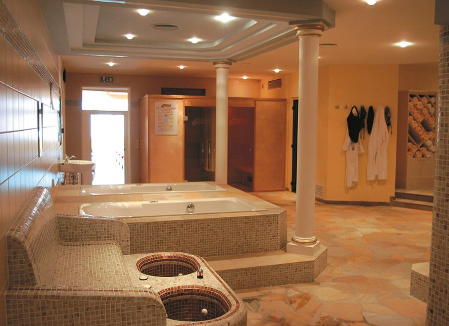 Spa di resort con saune e idromassaggi