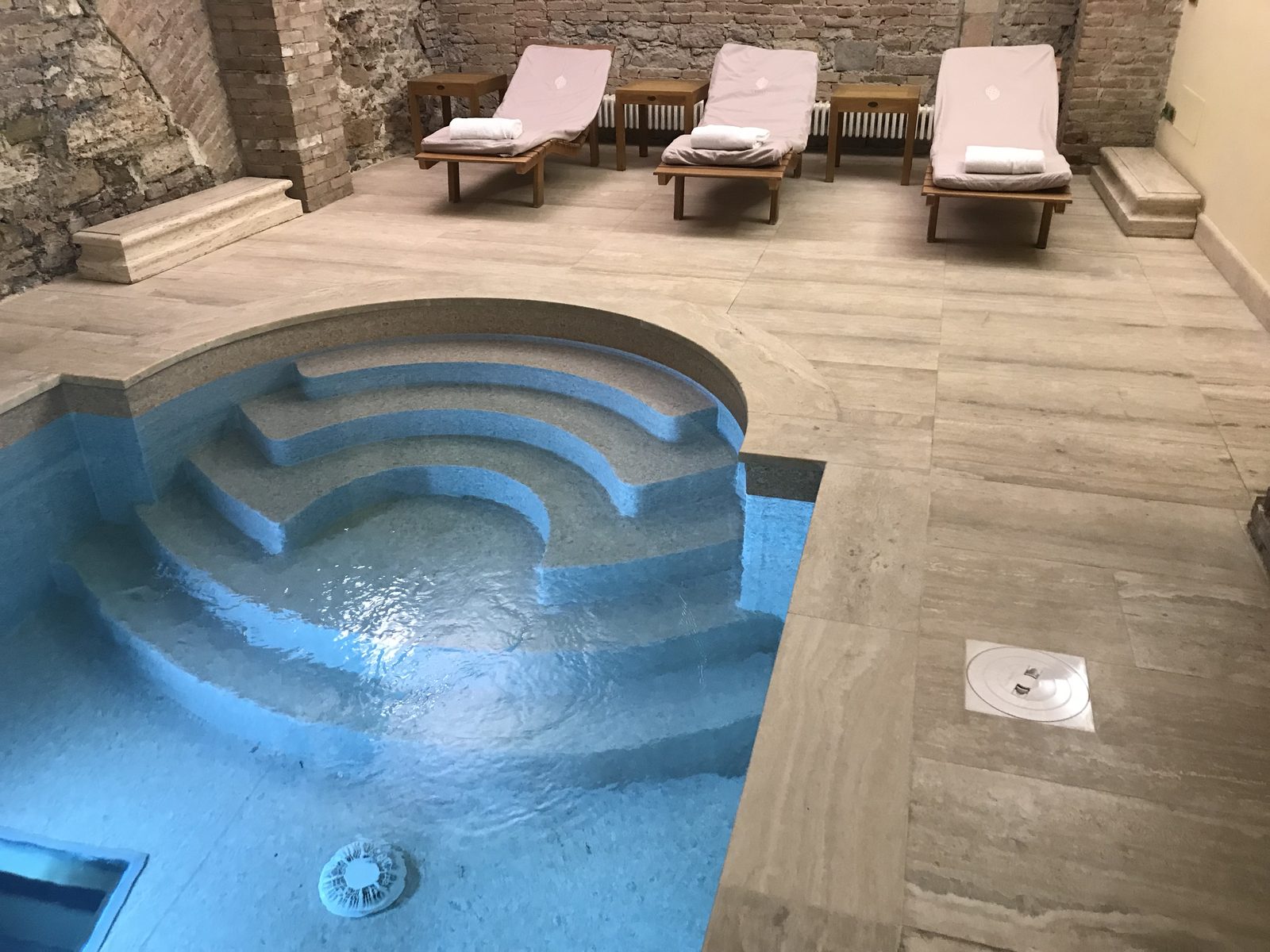 Vasca con scalinata semicircolare nella spa dell’Hotel Brufani a Perugia
