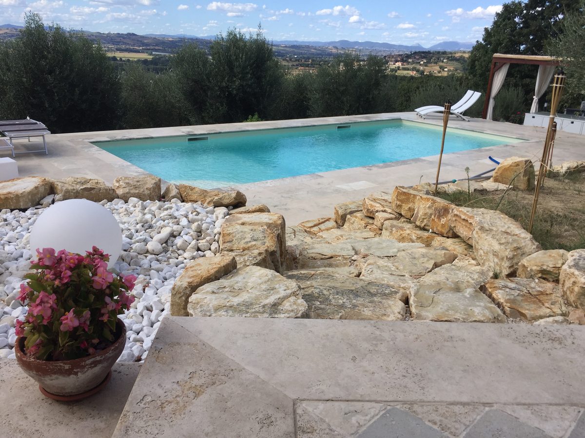 Piscina 9×4 in Umbria