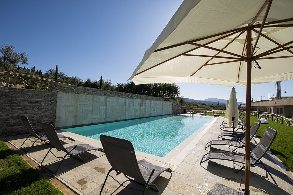 Piscina pubblica 16×6 con cascata