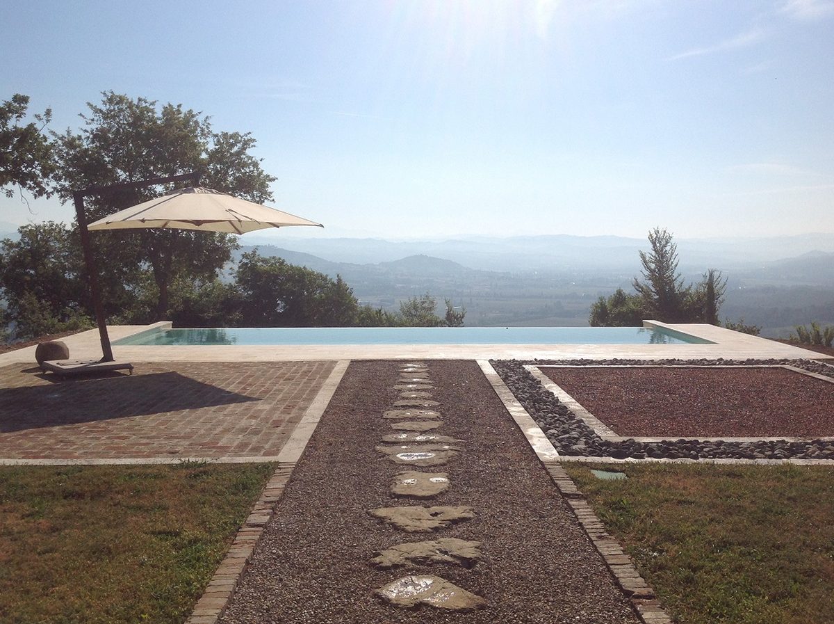 Piscina a sfioro a Trestina, Umbria