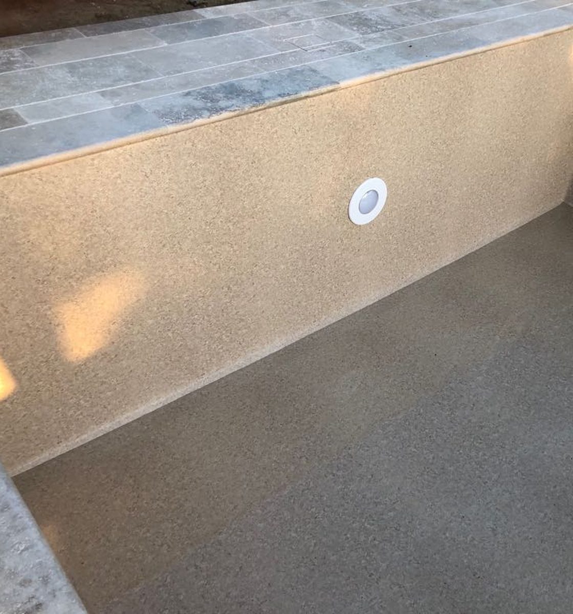 Rivestimento effetto sabbia con scalinata sommersa