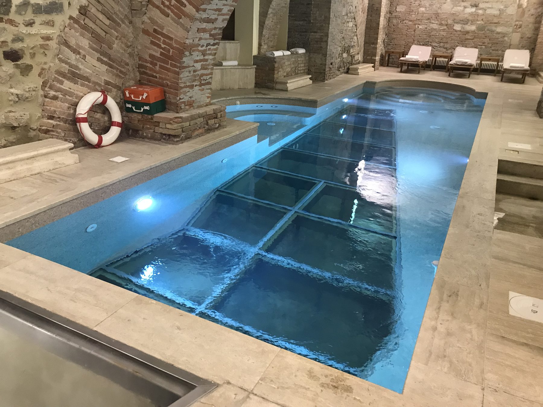 Piscina interna della spa dell’Hotel Brufani a Perugia