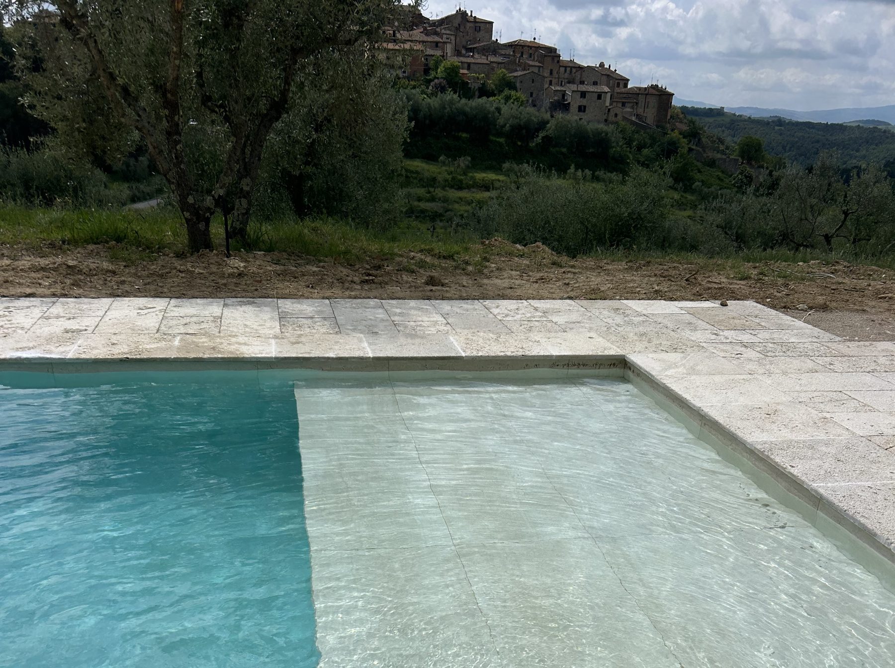 Seduta sommersa e bordo in travertino