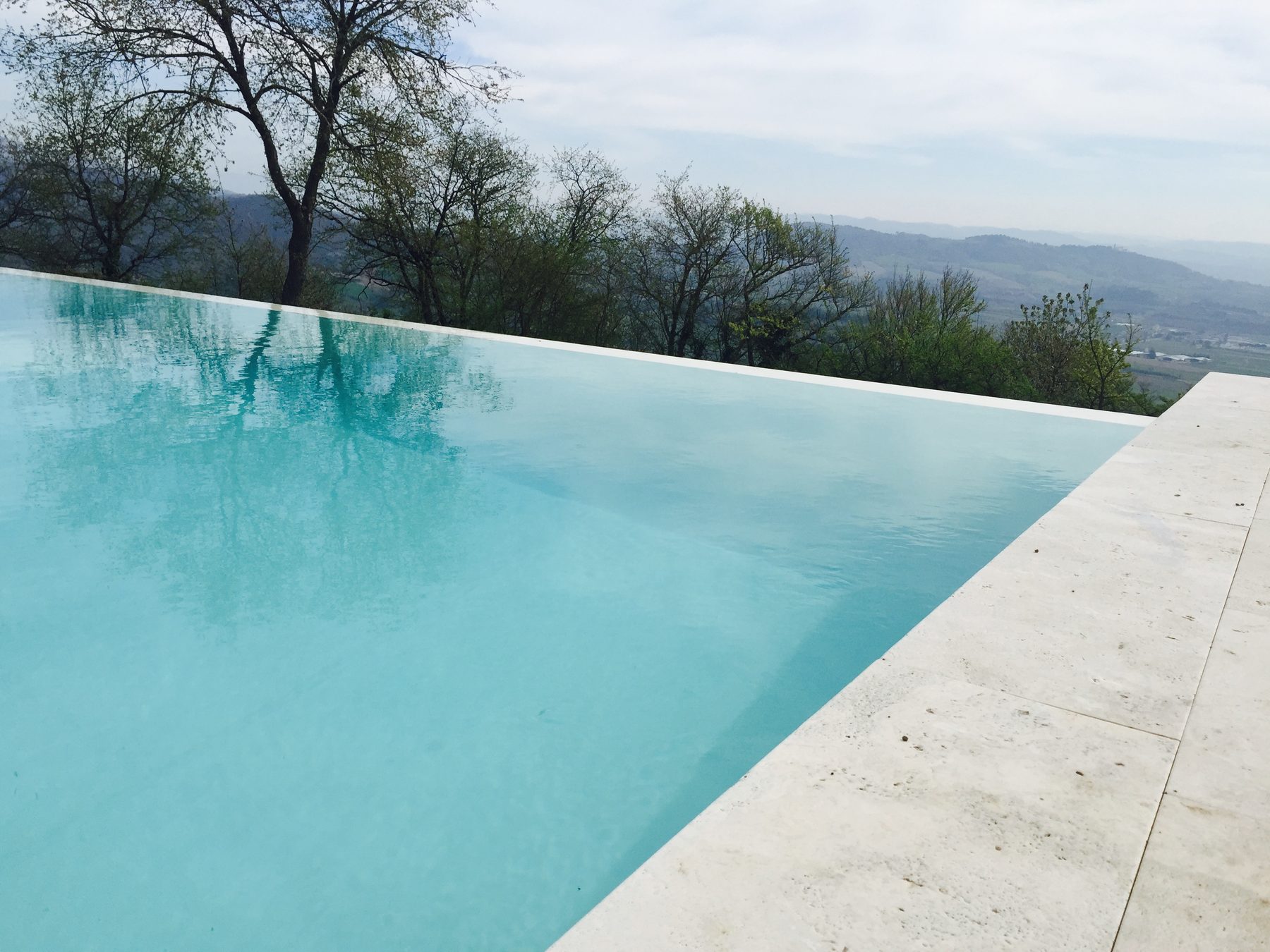 Piscina a sfioro affacciata sulle colline