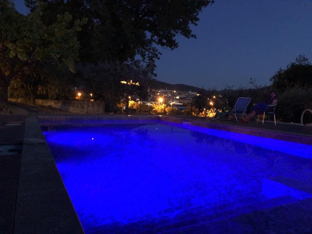 La stessa piscina illuminata di blu