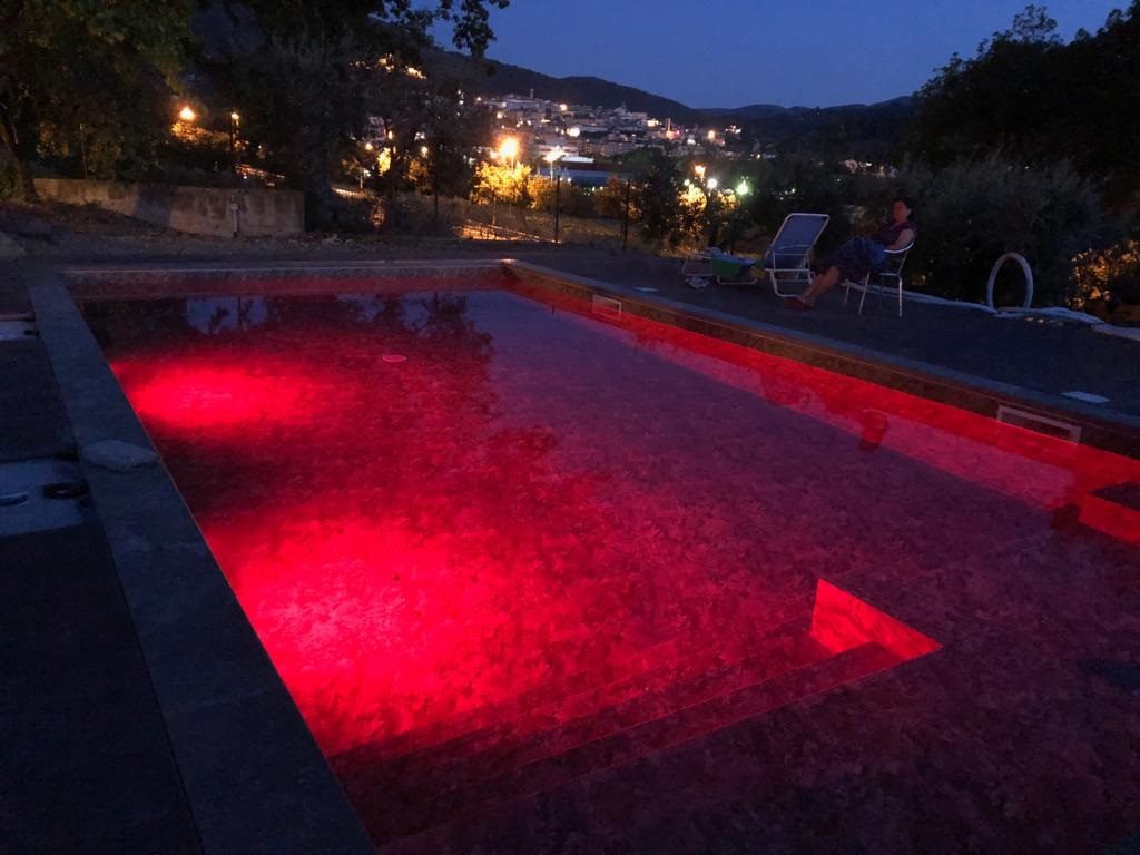 La stessa piscina illuminata di rosso