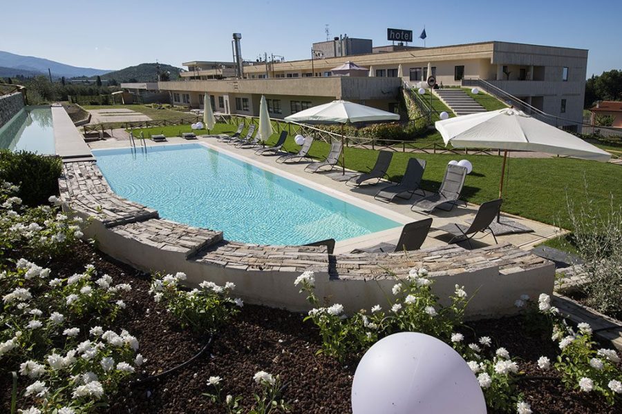 La piscina vista dal giardino dell'hotel