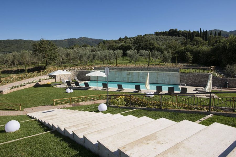 Scalinata verso la piscina
