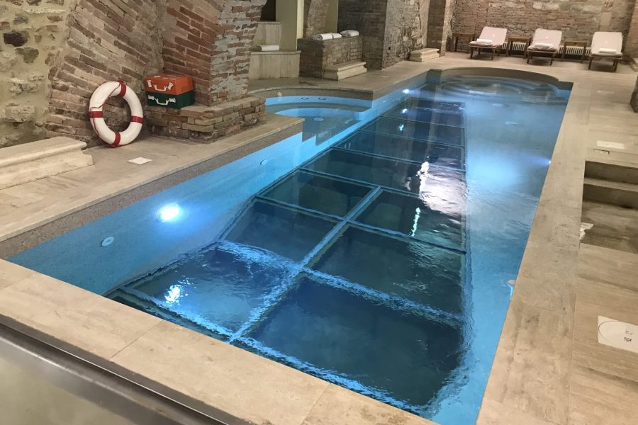 La piscina vista dall'ingresso