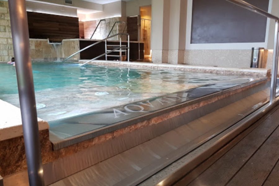 La vasca della spa AQVADEI con la cascata