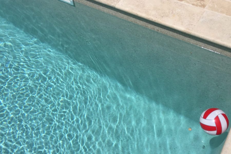 I riflessi dell'acqua sul rivestimento color sabbia