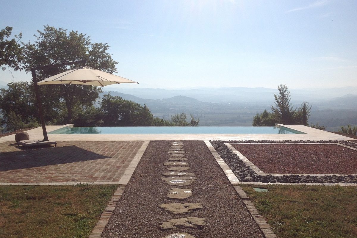 Piscina a sfioro affacciata sulle colline tra Umbria e Toscana, a Trestina