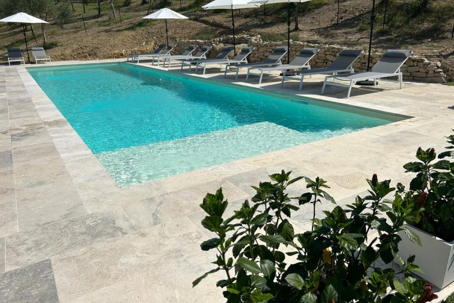 Piscina con lettini e ombrelloni sulle colline di Magione
