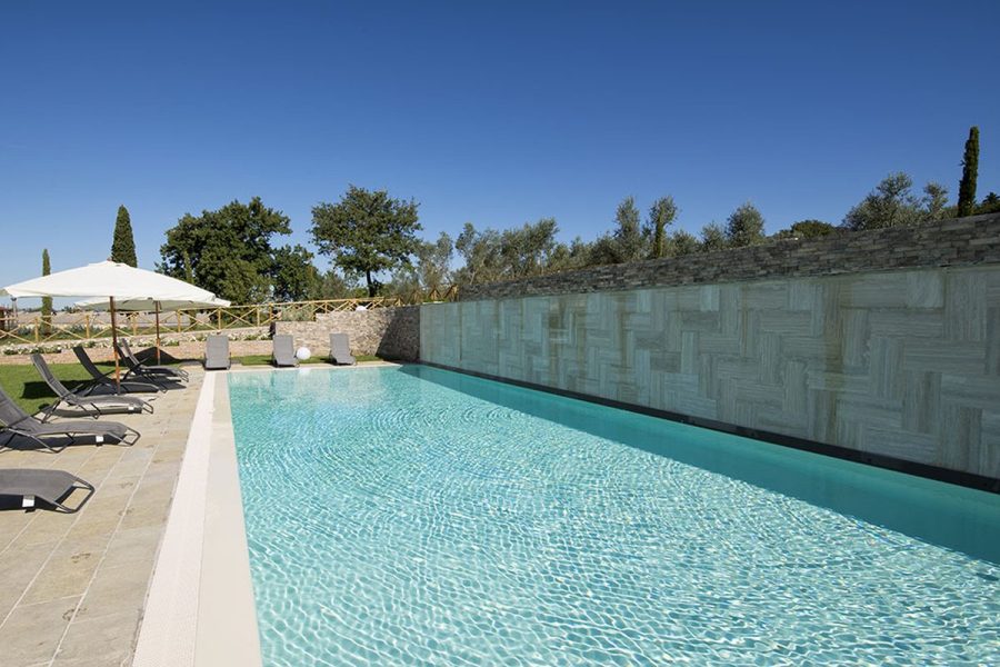 Piscina pubblica a sfioro lungo la parete della cascata all'Hotel Planet di Arezzo