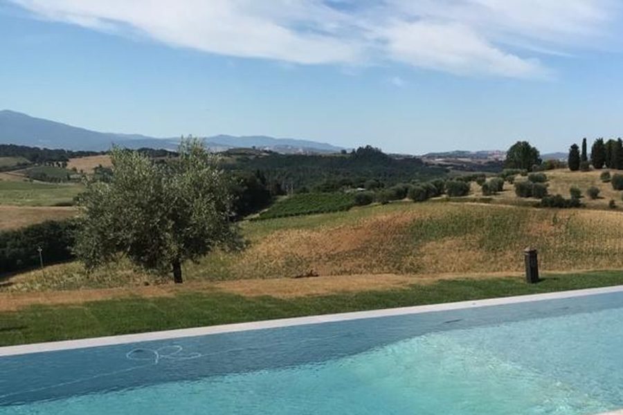 Piscina affacciata sulle colline della Val di Chiana a Torrita di Siena