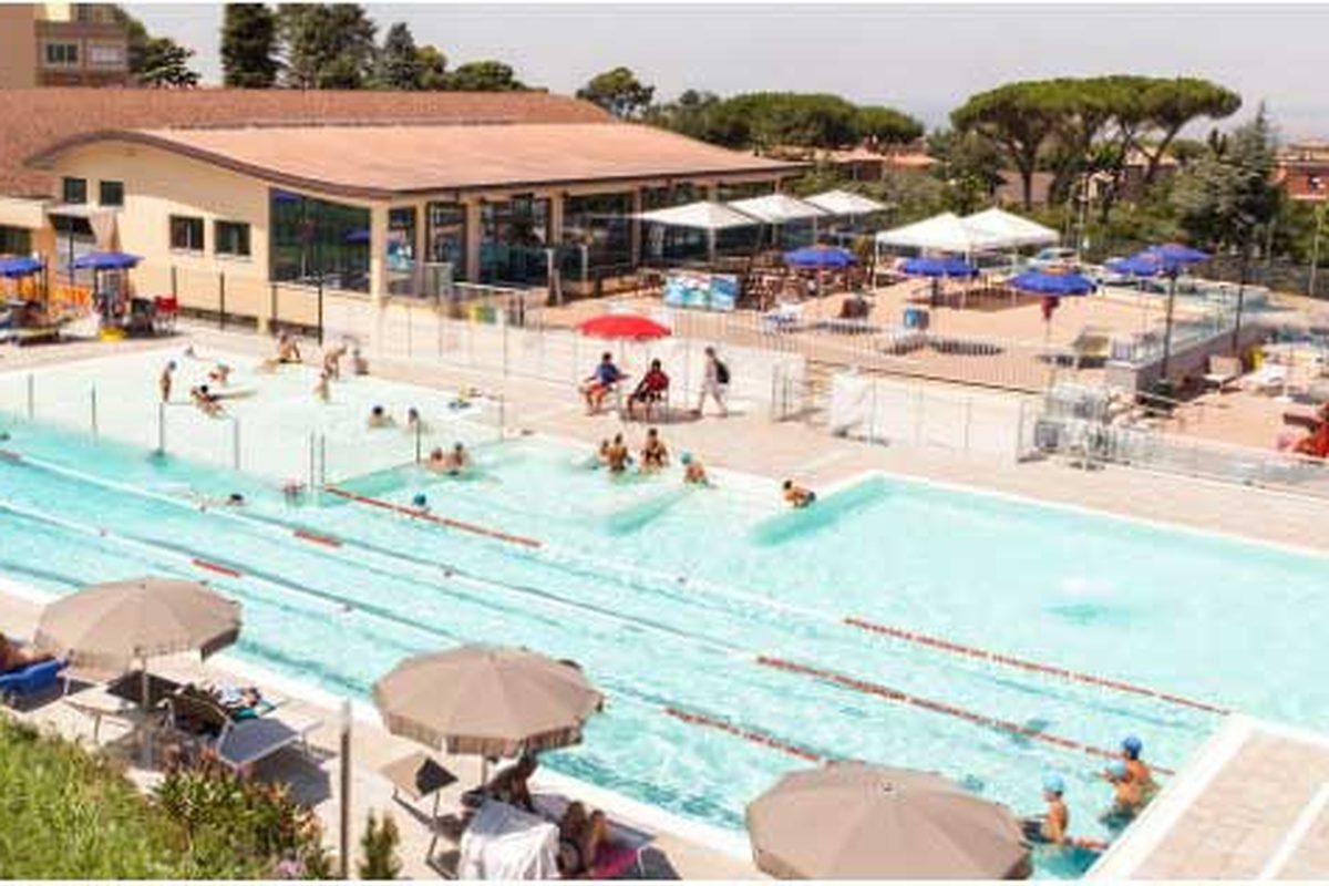 Piscina esterna del centro sportivo di Frascati con corsie e ombrelloni