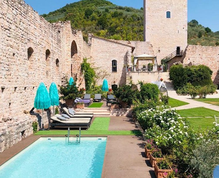Piscina rettangolare ai piedi delle mura e della torre della Rocca dei Trinci