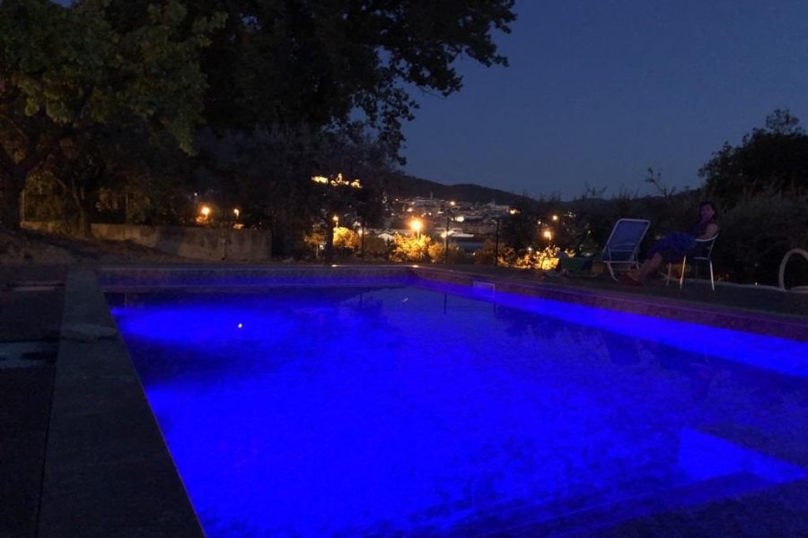 Di sera, con i fari blu