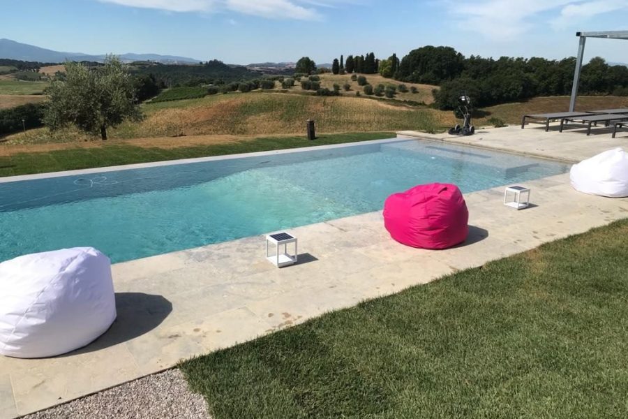 Piscina con vista sulle colline della Val di Chiana a Torrita di Siena