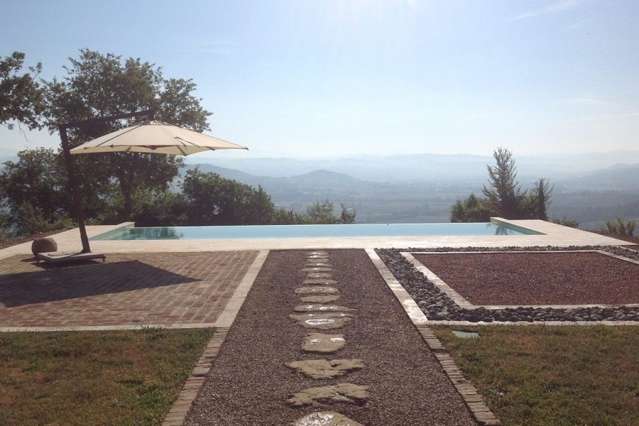 Piscina a sfioro affacciata sulle colline tra Umbria e Toscana
