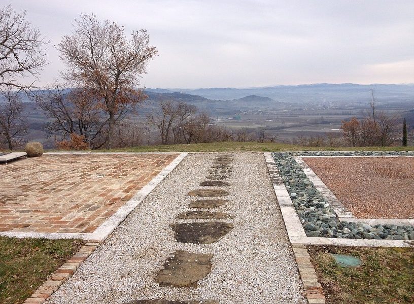 Il sentiero verso la piscina e il panorama