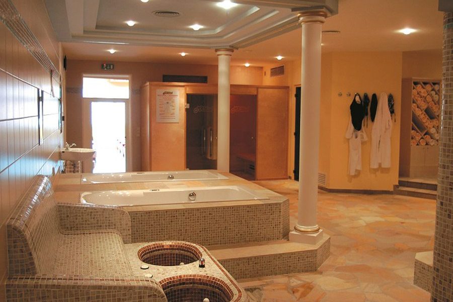 Spa del resort Villa Fiorita con vasche idromassaggio in mosaico e colonne